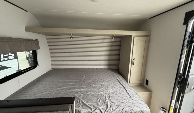 2025 Shasta Oasis SST18DBL full