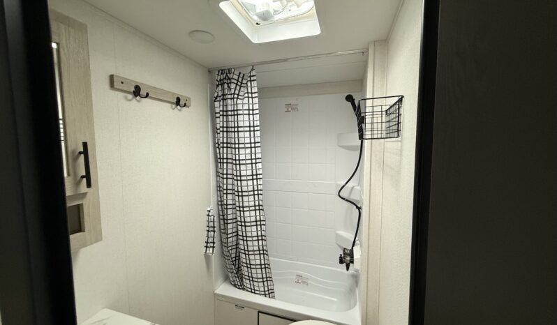 2025 Shasta Oasis SST18DBL full