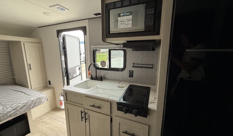 2025 Shasta Oasis SST18DBL full