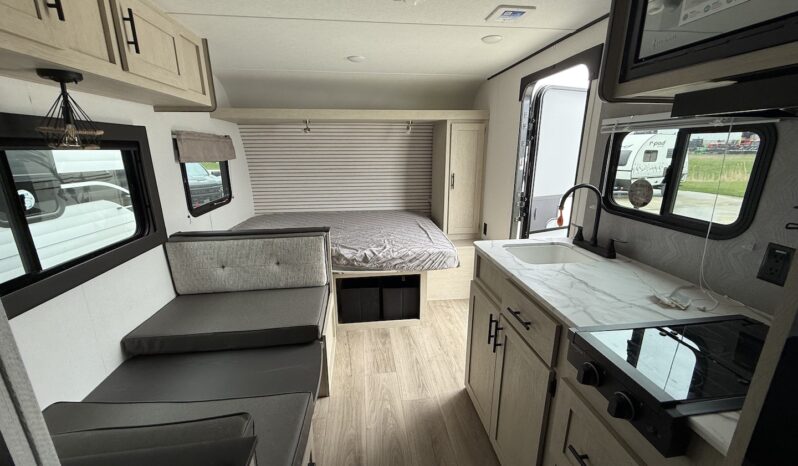 2025 Shasta Oasis SST18DBL full