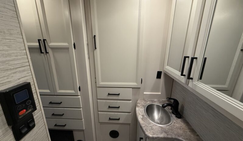 2023 Thor Four Winds 24LT full