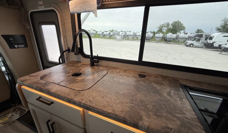 2023 Thor Four Winds 24LT full